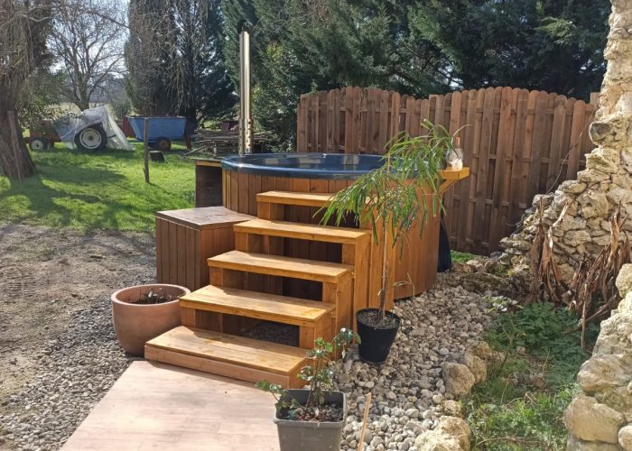 Vue d'ensemble sur l'allée qui mène au bain nordique