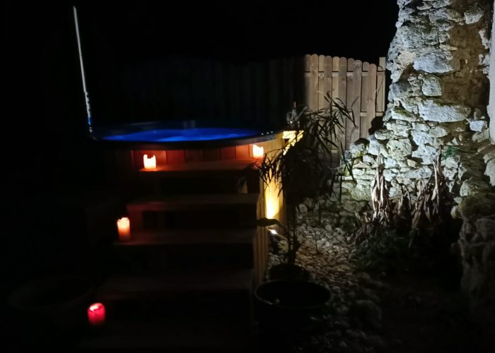 Le bain nordique dans la pénombre avec des petites lumières sur les marches d'escalier