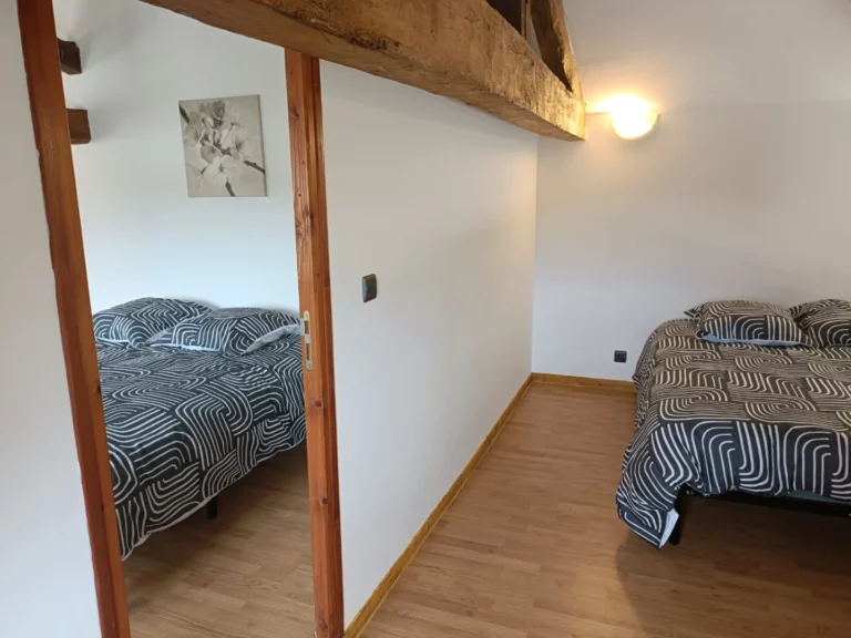 Les 2 chambres avec la porte ouverte, vue sur les 2 lits doubles