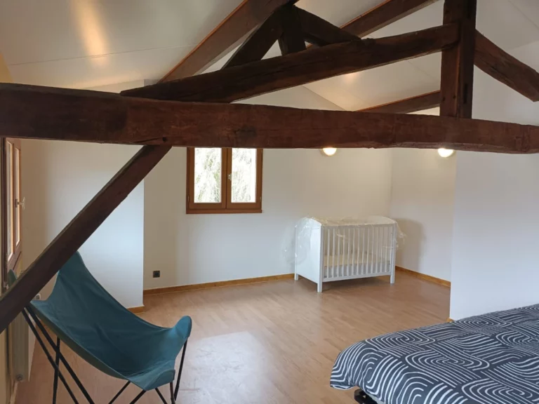 Le lit bébé dans la chambre mezzanine