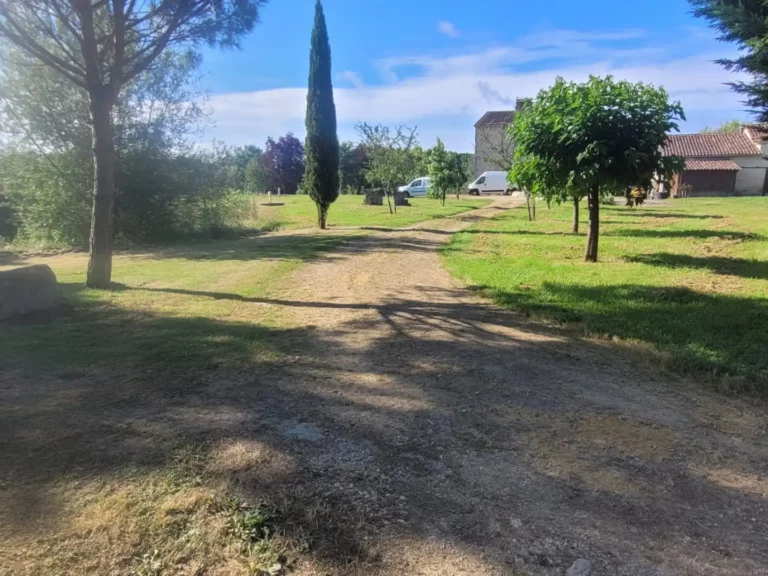 L'allée de l'entrée, le gîte au loin