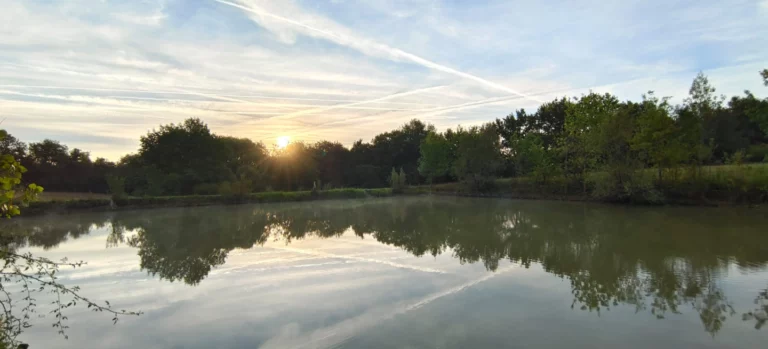 L'étang privé au coucher du soleil