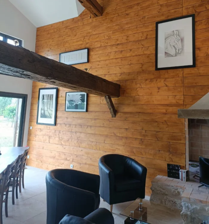 Le salon avec deux fauteuils auprès de la cheminée