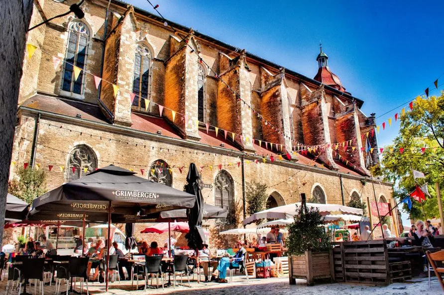 Alentours et activités - La place du village d'Eauze avec son église