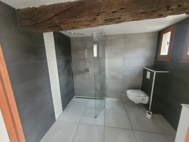 La salle de bain du gîte vue depuis la porte d'entrée