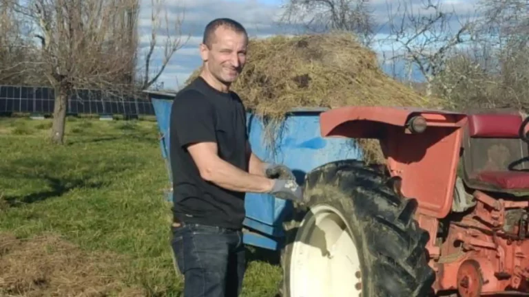 Accueil - Famille du Grand Castillon avec son tracteur